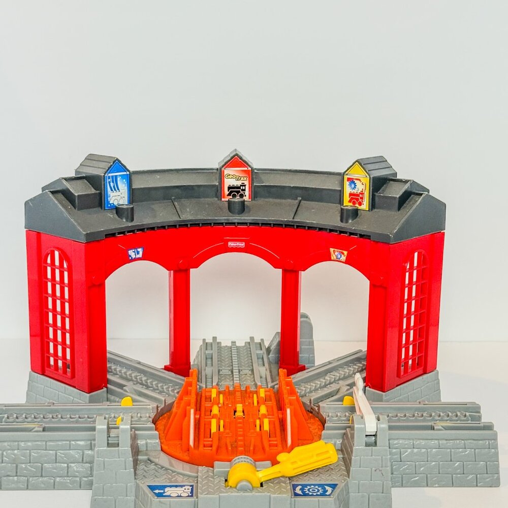 Fisher Price GeoTrax Roundhouse Engine Repair Yard Turntable set